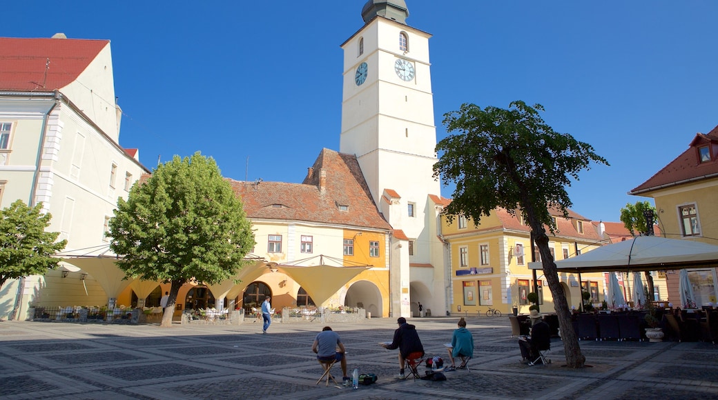 Stadhustornet presenterar ett torg såväl som en liten grupp av människor