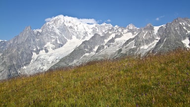 Courmayeur mit einem Schnee und Berge