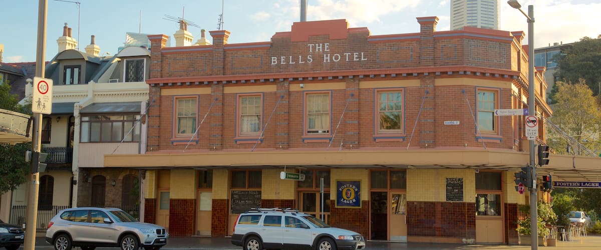 Woolloomooloo showing a hotel