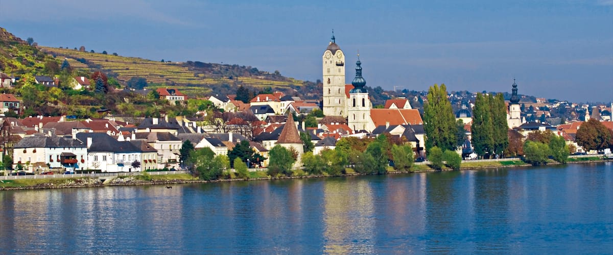 Krems an der Donau mostrando una pequeña ciudad o pueblo y un río o arroyo