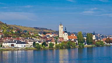 Krems an der Donau joka esittää pieni kaupunki tai kylä ja joki tai puro