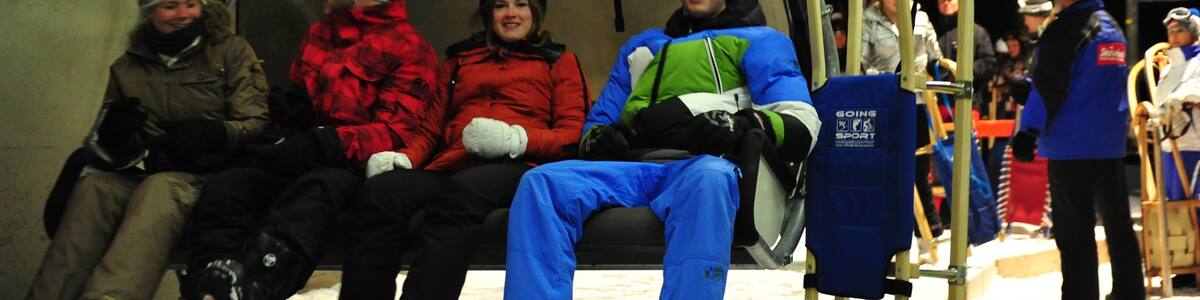 Going am Wilden Kaiser welches beinhaltet Schnee und Gondel sowie kleine Menschengruppe
