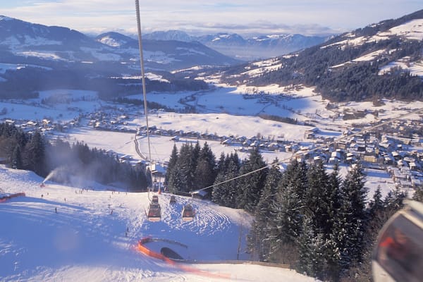 Westendorf mit einem Schnee, Berge und Gondel