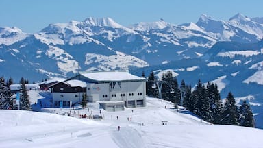 Brixen im Thale mostrando nieve y montañas