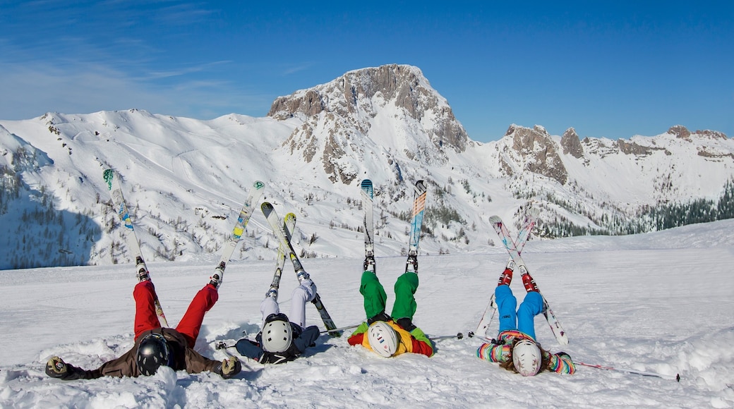 Nassfeld-Hermagor-Skigebiet mit einem Schnee sowie Familie