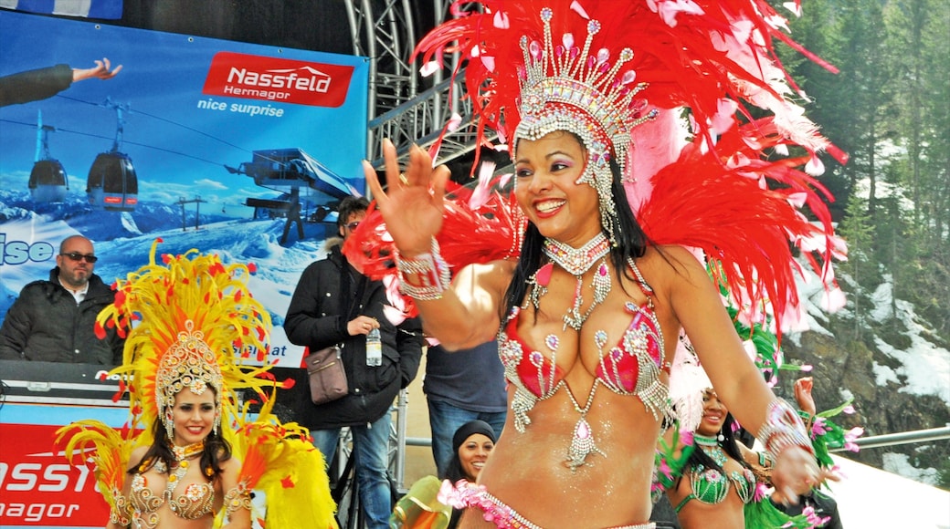 Nassfeld-Hermagor-Skigebiet welches beinhaltet Festival sowie kleine Menschengruppe