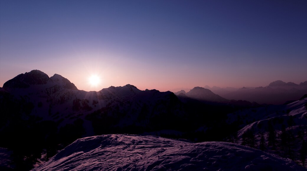 Nassfeld-Hermagor-Skigebiet das einen Schnee, Sonnenuntergang und Berge