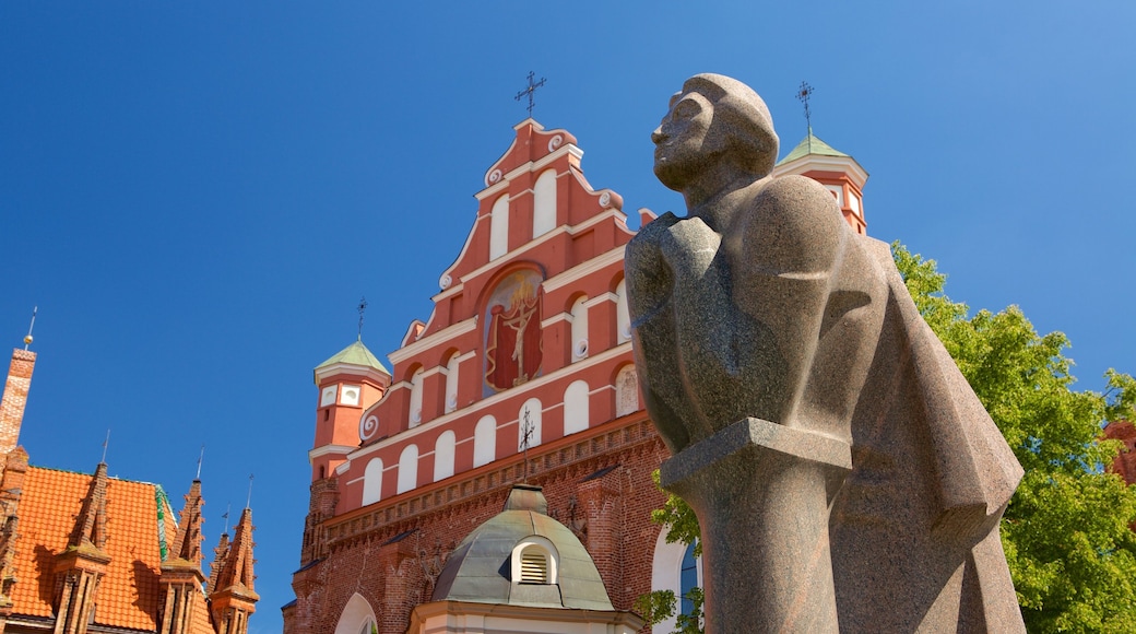 Iglesia de Santa Ana que incluye una estatua o escultura, arquitectura patrimonial y elementos religiosos