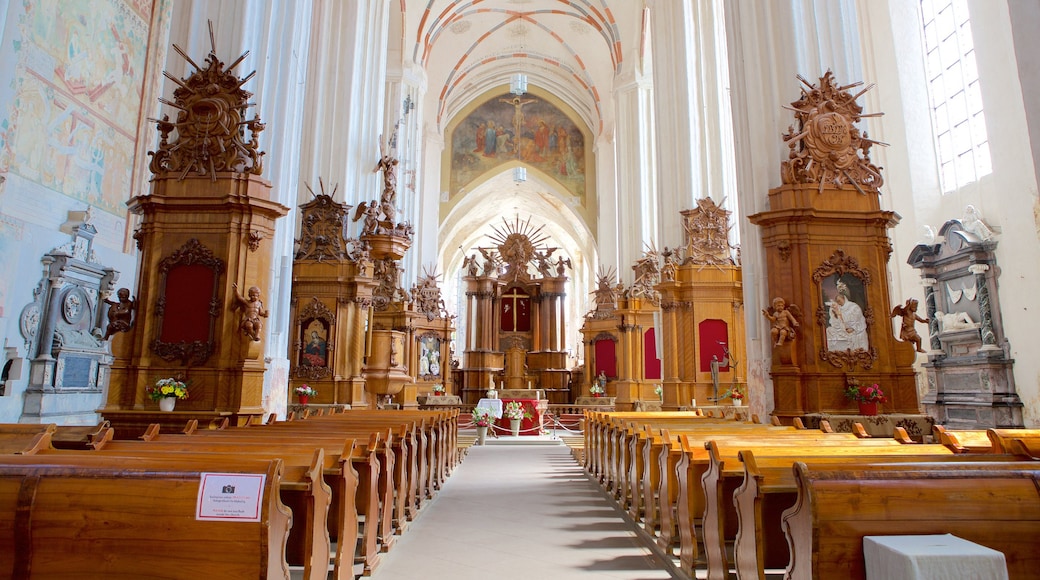 Kirchen Hl. Anna welches beinhaltet Innenansichten, religiöse Aspekte und historische Architektur