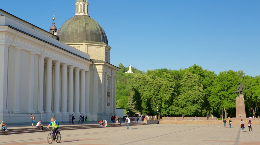 Katedralplassen fasiliteter samt torg eller plass