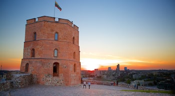 Gediminotoren toont een zonsondergang en een kasteel