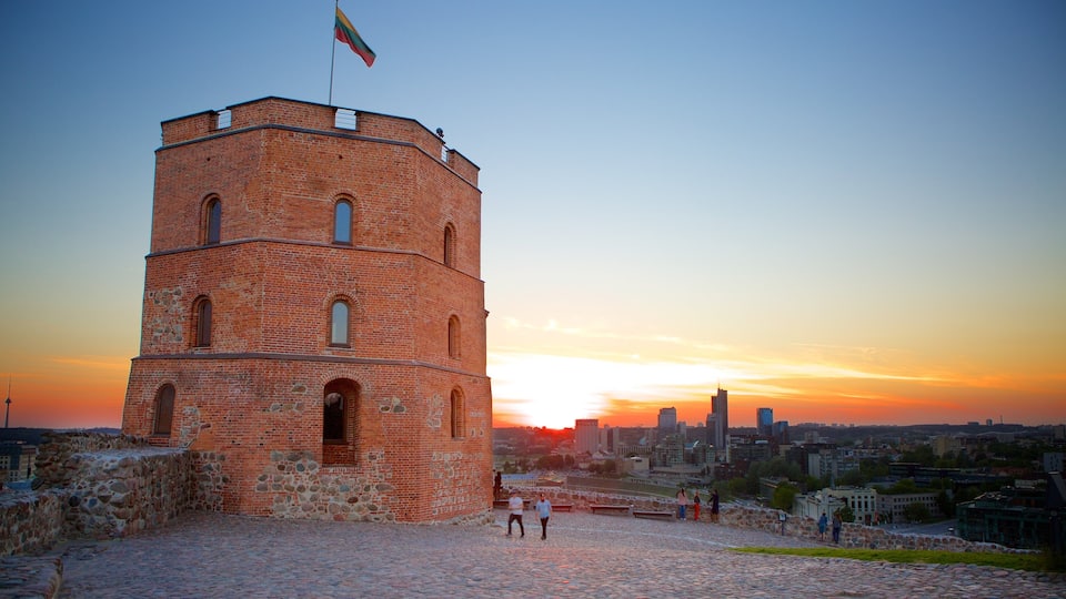 Torre Gediminas ofreciendo un atardecer y palacio