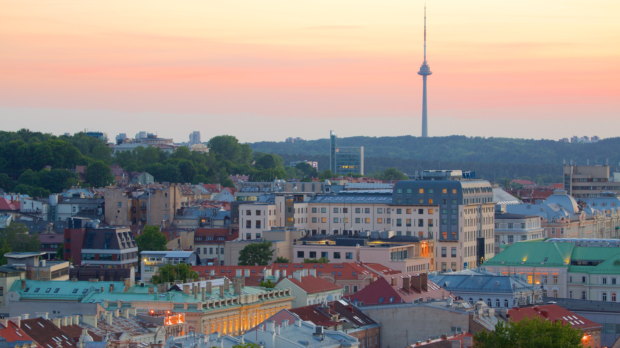 Vilnius\' TV-torn som visar en solnedgång