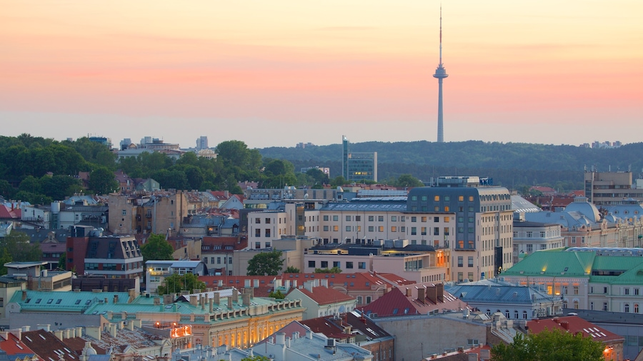 Torre de Televisión de Vilnius que incluye un atardecer