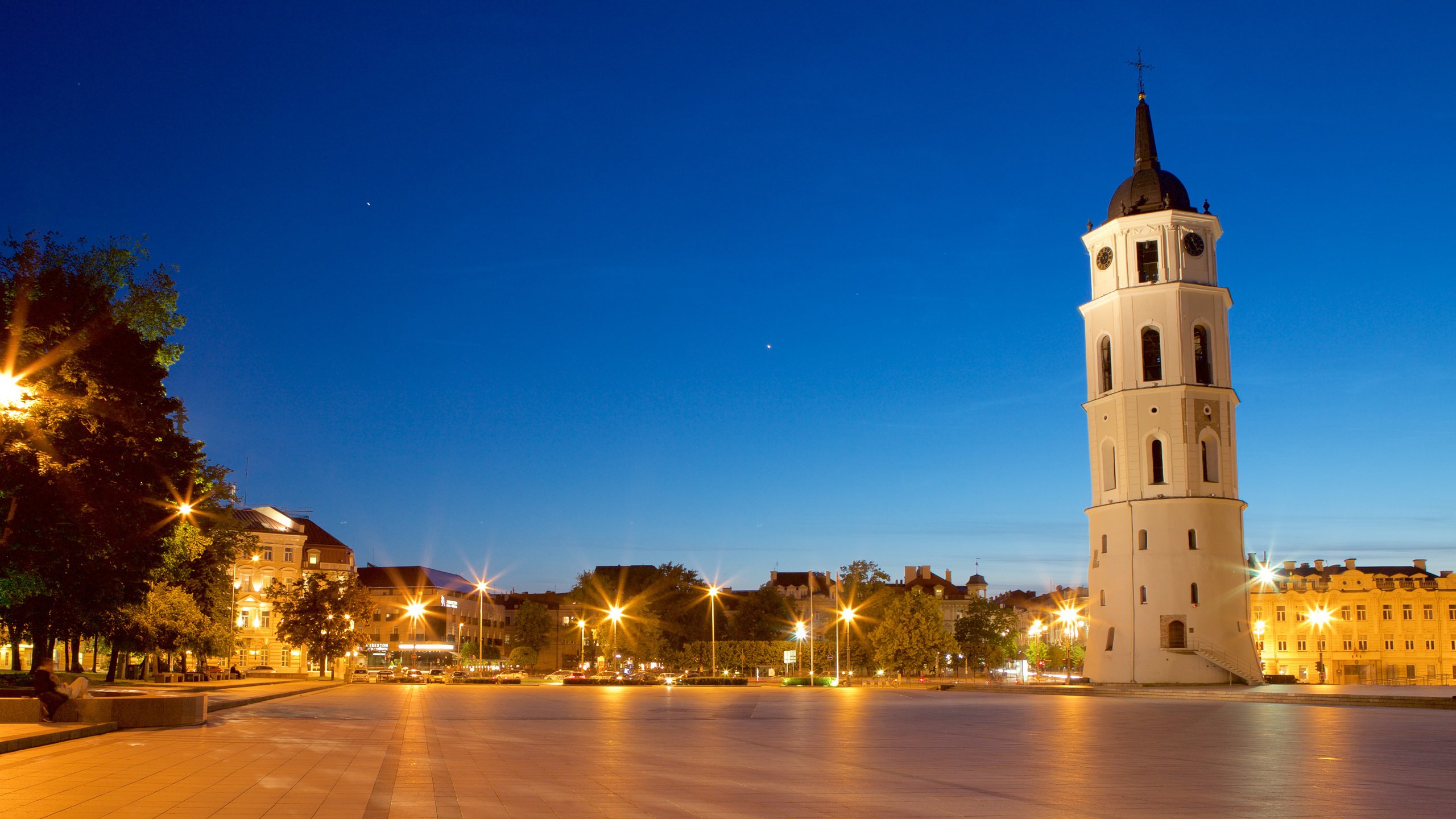 Cathedral Square mit einem Platz oder Plaza und bei Nacht