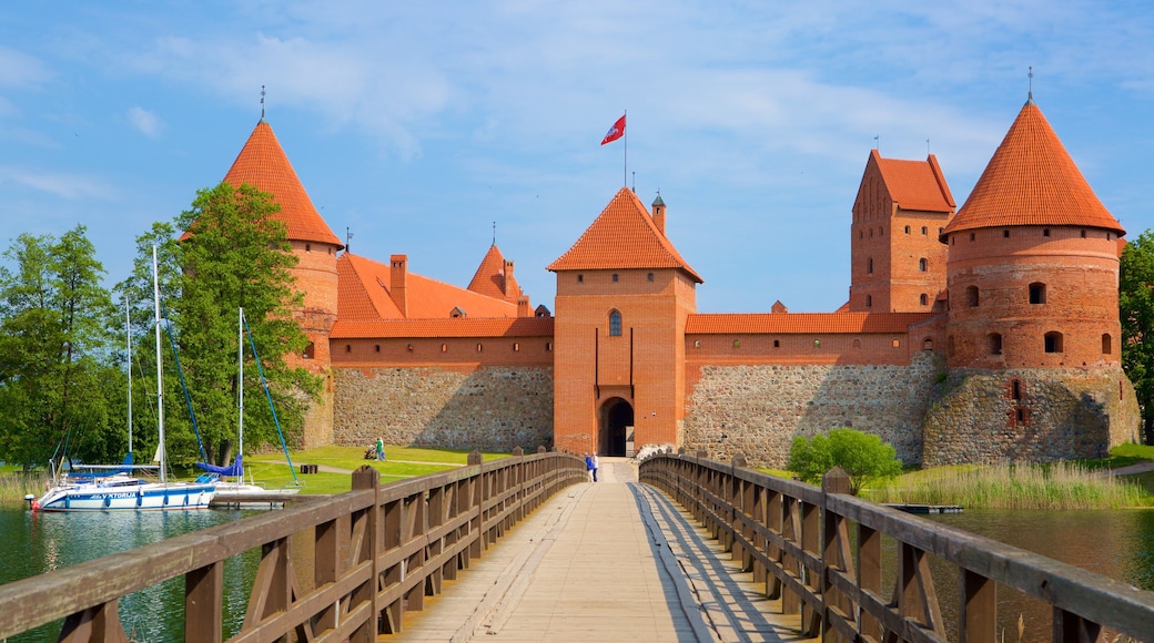 Inselschloss Trakai welches beinhaltet Kirche oder Kathedrale und Brücke