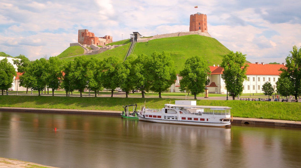 Gediminas-Turm welches beinhaltet Burg und Fluss oder Bach