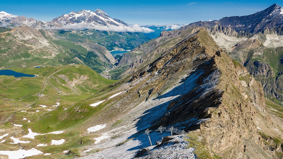 Val-d\'Isere featuring mountains