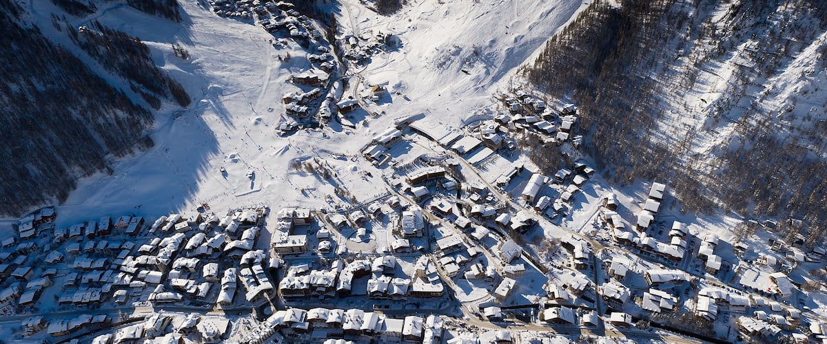 Val-d\'IsĂšre montrant petite ville ou village et neige