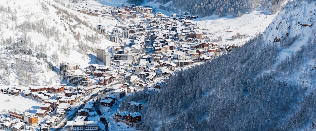 Val-d\'Isère que incluye un barranco o cañón, una pequeña ciudad o pueblo y nieve