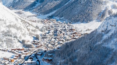 Val-d\'Isère welches beinhaltet Schnee, Kleinstadt oder Dorf und Schlucht oder Canyon