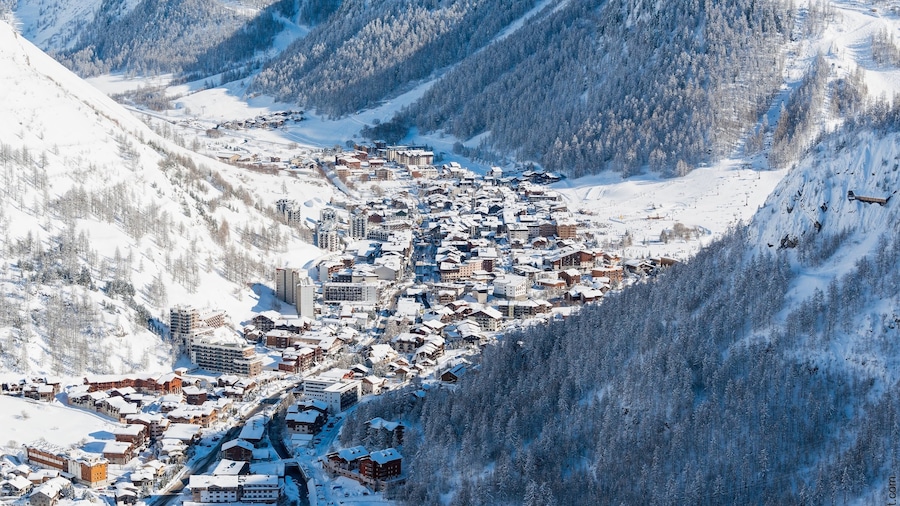 Val-d\'Isère que incluye un barranco o cañón, una pequeña ciudad o pueblo y nieve