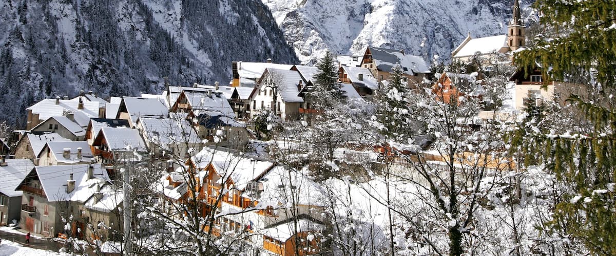 Station de ski Les Deux Alpes montrant petite ville ou village et neige