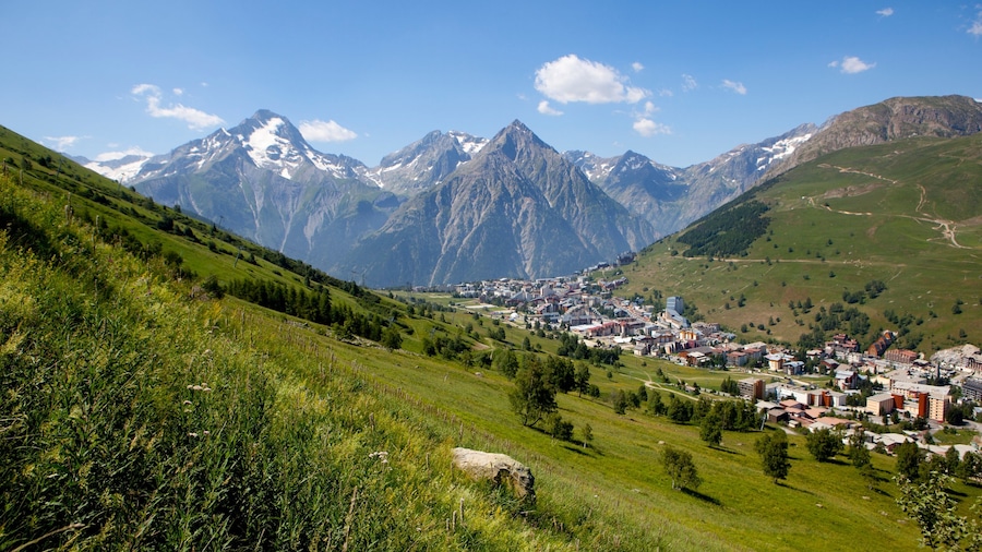 Les 2 Alpes which includes mountains and a small town or village