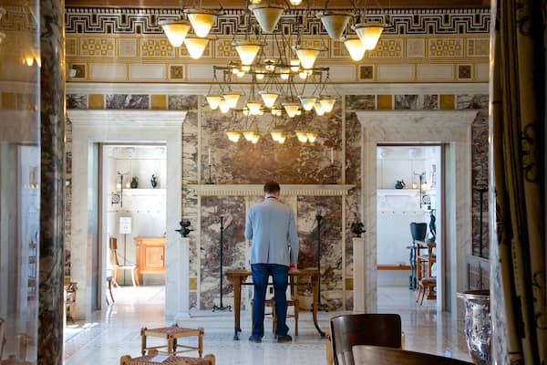Villa Kérylos mit einem Innenansichten sowie einzelner Mann