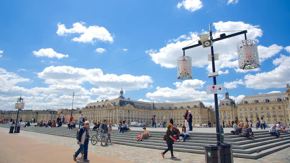 Bordeaux qui includes square ou place aussi bien que important groupe de personnes