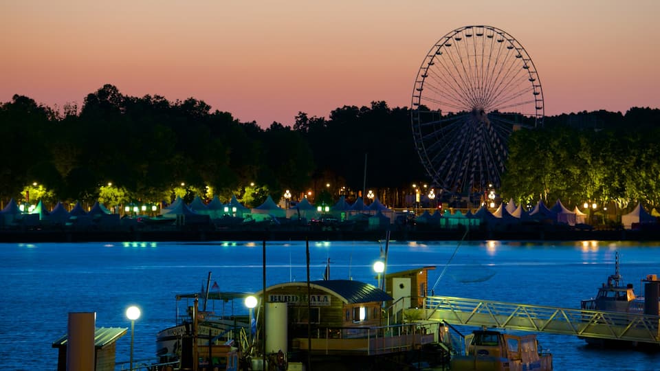 Bordeaux montrant rivière ou ruisseau et coucher de soleil