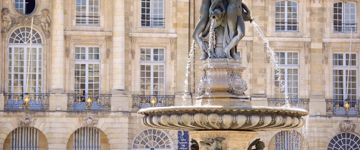 Place de la Bourse featuring a fountain and heritage architecture