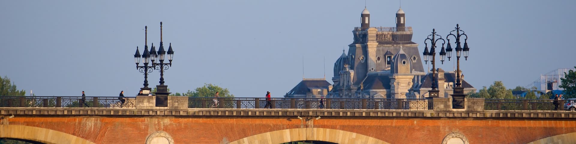 Pont de Pierre mit einem BrĂŒcke und Fluss oder Bach