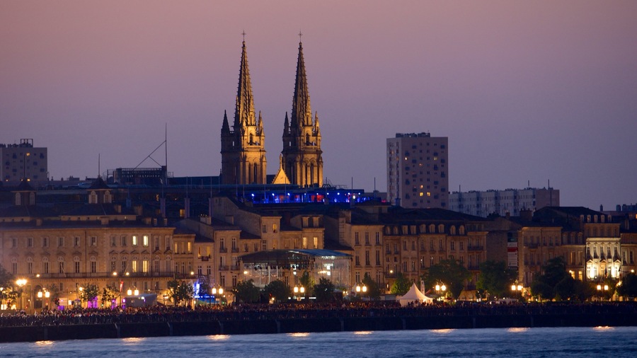 Cathédrale Saint André toont een rivier of beek, nachtleven en een stad