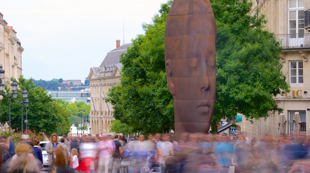 Bordeaux mostrando arte urbana cosi come un grande gruppo di persone