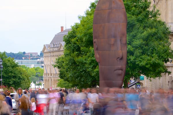 Bordeaux qui includes art en plein air aussi bien que important groupe de personnes