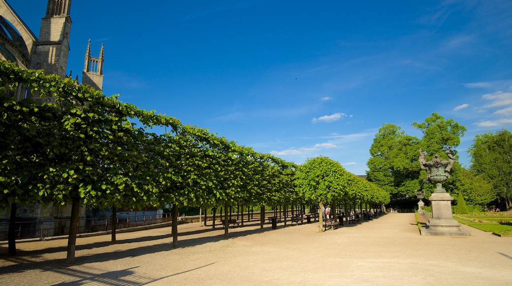 Bourges featuring a park