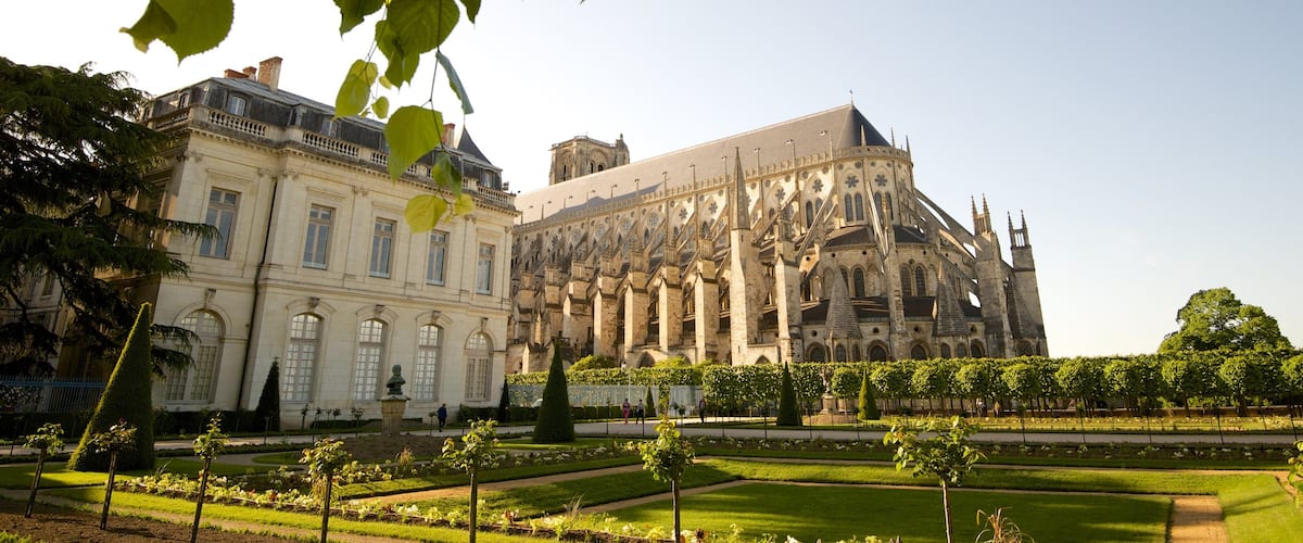 Bourges que incluye un parque y patrimonio de arquitectura
