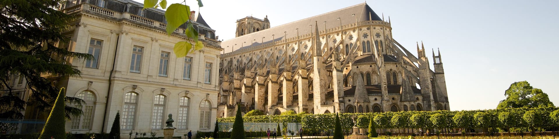Bourges montrant jardin et patrimoine architectural