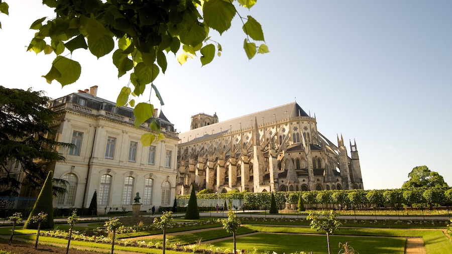 Bourges que incluye un parque y patrimonio de arquitectura