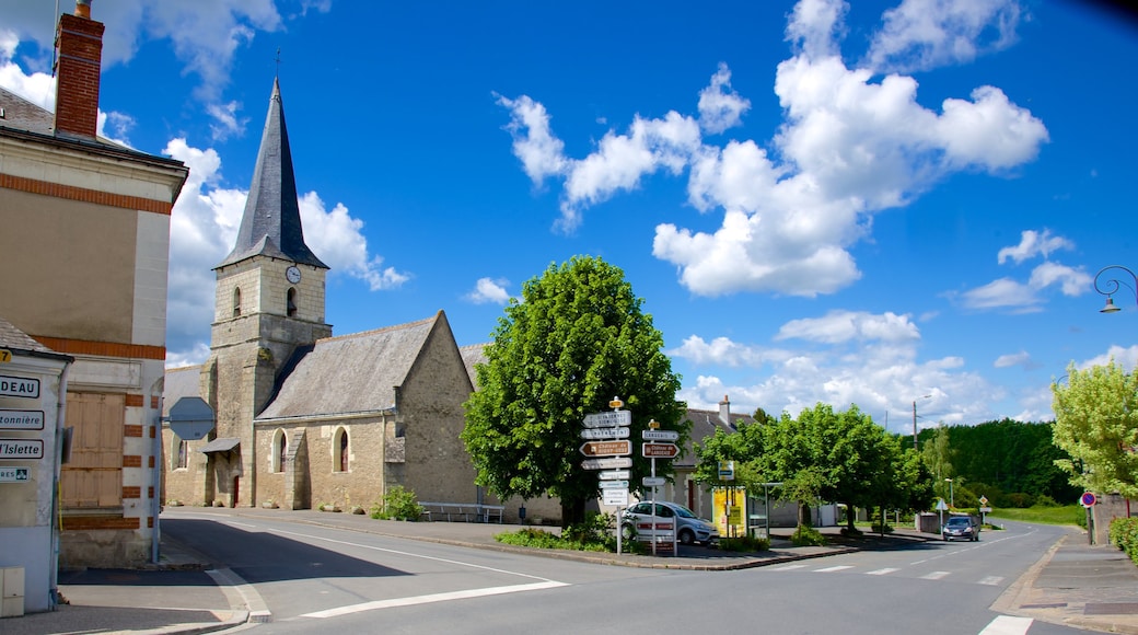 Lignières mit einem Kleinstadt oder Dorf