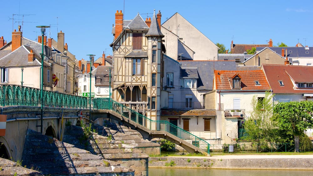 Vierzon montrant patrimoine historique et pont