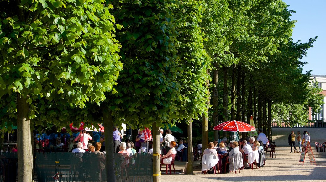 Bourges featuring outdoor eating and a garden