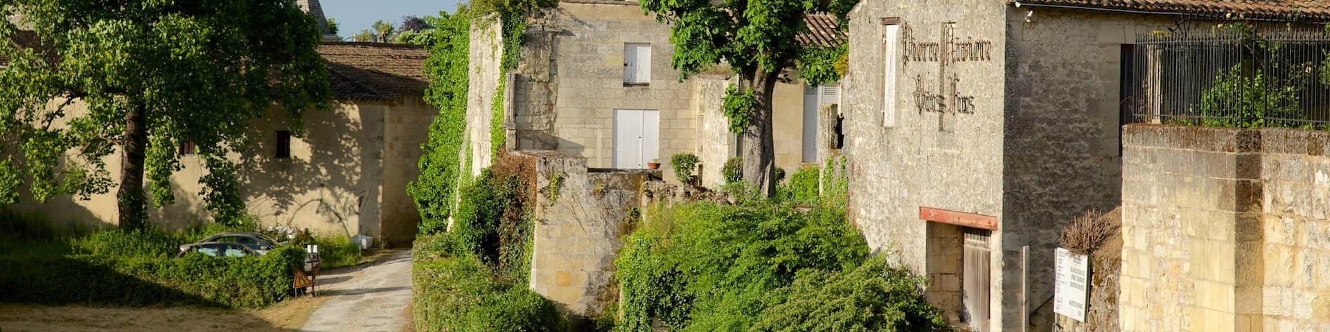 Région viticole de Bordeaux qui includes petite ville ou village