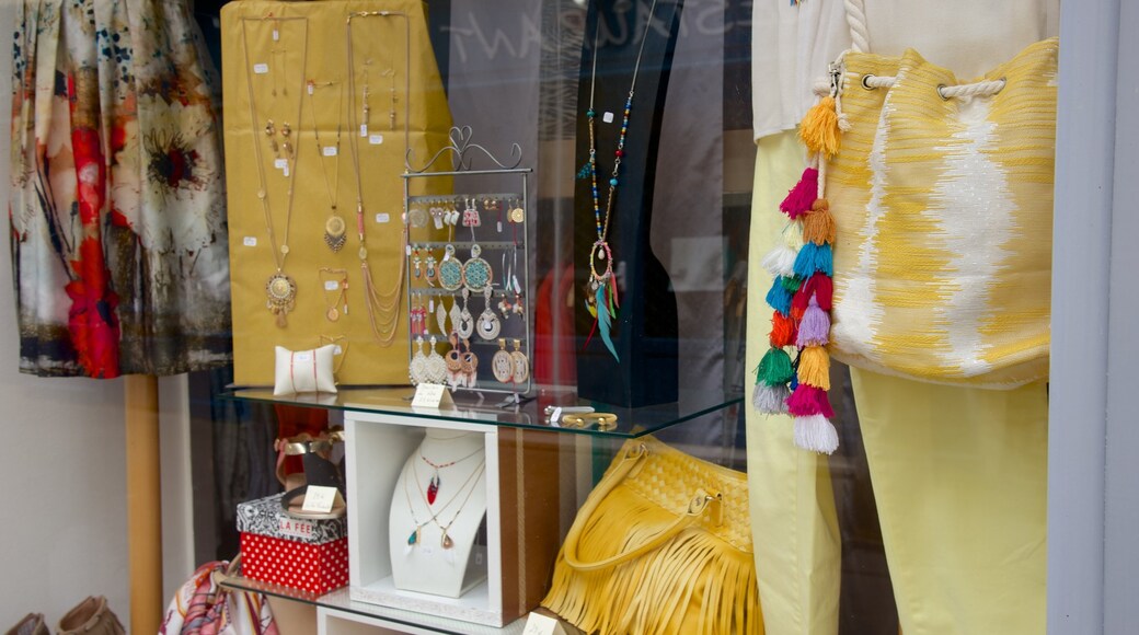 Bazas mostrando moda