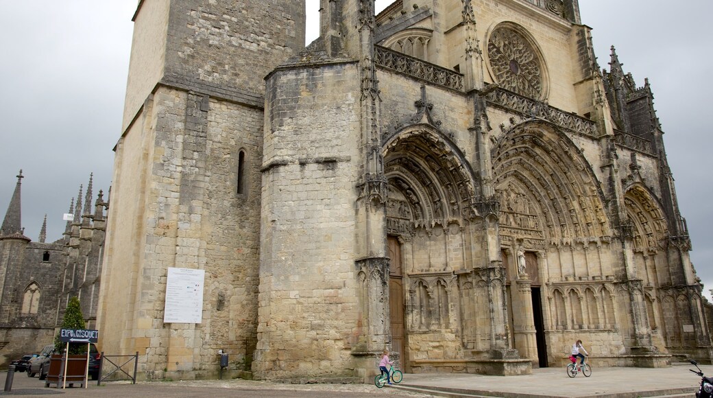 Bazas featuring heritage architecture and a church or cathedral