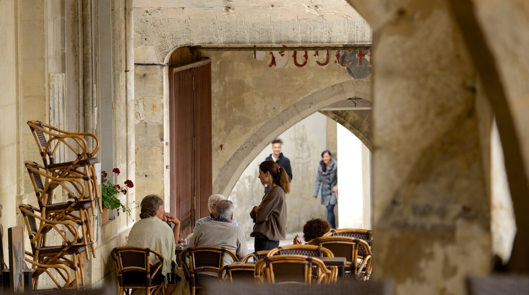 Bazas featuring outdoor eating as well as a small group of people