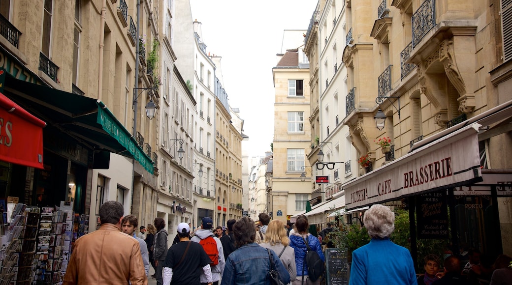 4th Arrondissement featuring street scenes and a city as well as a large group of people