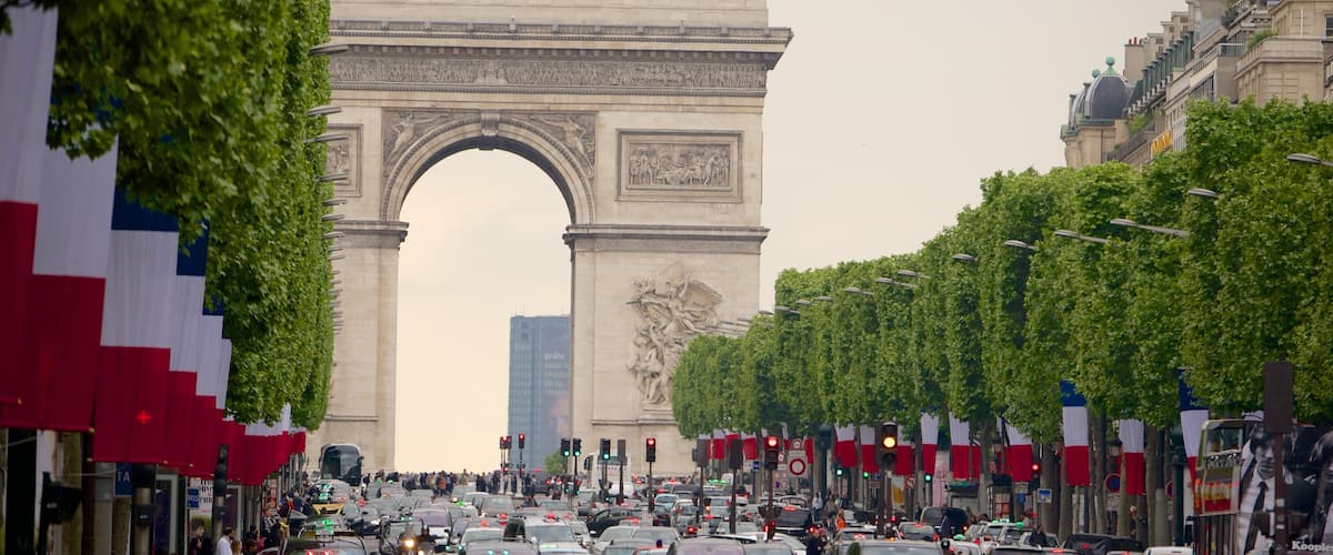 8th Arrondissement featuring street scenes and a monument