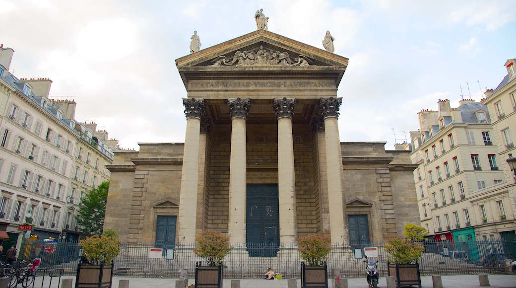 9th Arrondissement featuring a memorial, heritage elements and a city